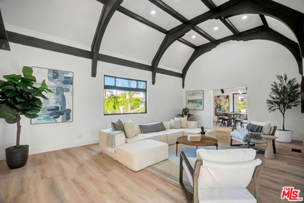 1145 S Longwood Avenue, Los Angeles, CA 90019