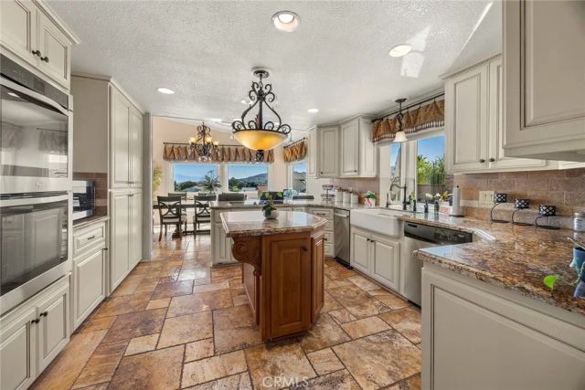 30663 Champion, Canyon Lake, CA 92587