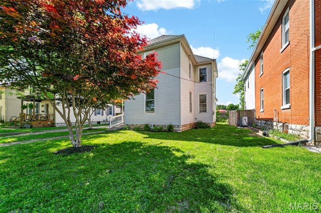 1009 S 4th Street, St Charles, MO 63301