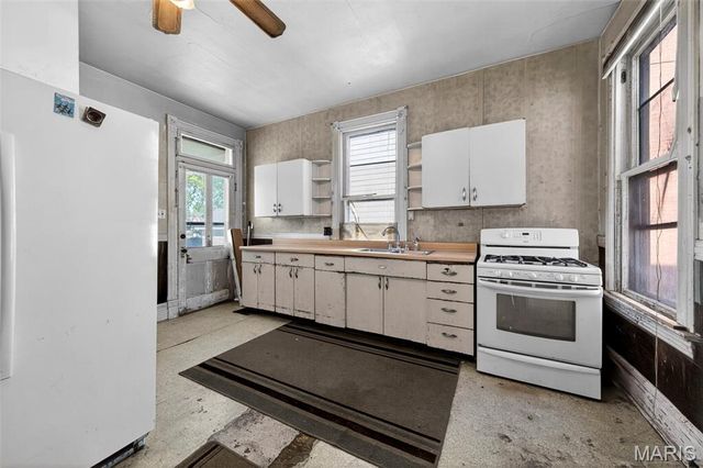 1009 S 4th Street, St Charles, MO 63301