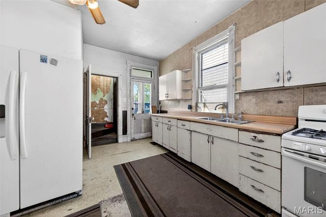 1009 S 4th Street, St Charles, MO 63301