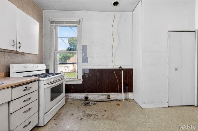 1009 S 4th Street, St Charles, MO 63301