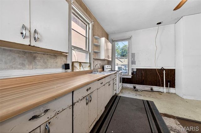 1009 S 4th Street, St Charles, MO 63301