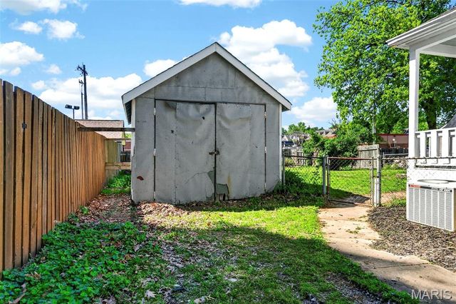 1009 S 4th Street, St Charles, MO 63301