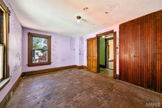 1009 S 4th Street, St Charles, MO 63301