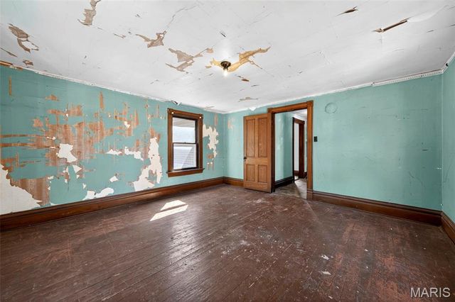 1009 S 4th Street, St Charles, MO 63301