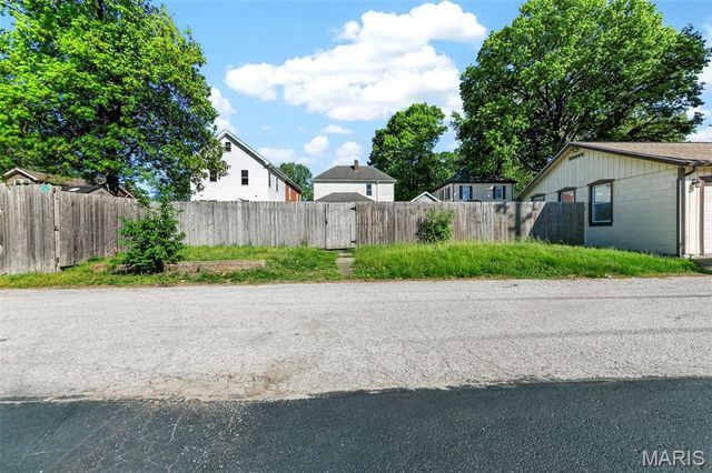 1009 S 4th Street, St Charles, MO 63301