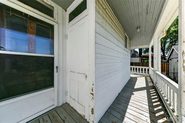 1009 S 4th Street, St Charles, MO 63301