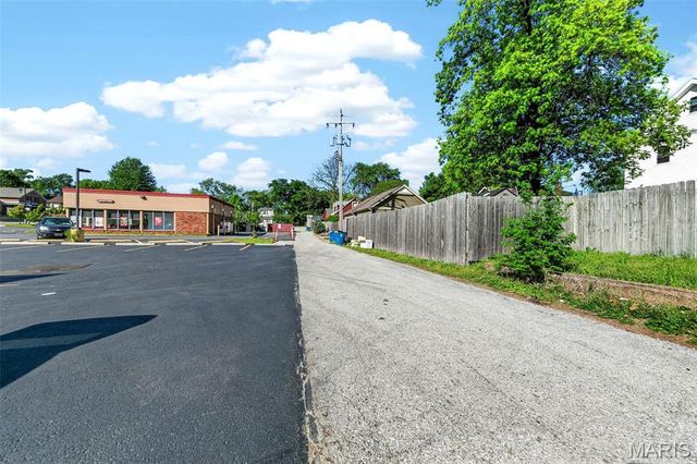 1009 S 4th Street, St Charles, MO 63301