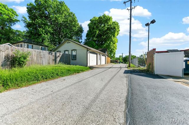 1009 S 4th Street, St Charles, MO 63301