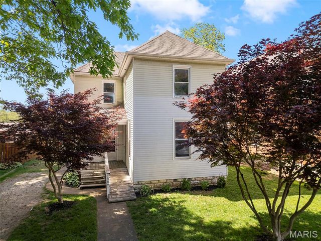 1009 S 4th Street, St Charles, MO 63301