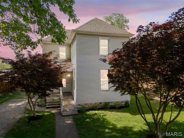 1009 S 4th Street, St Charles, MO 63301