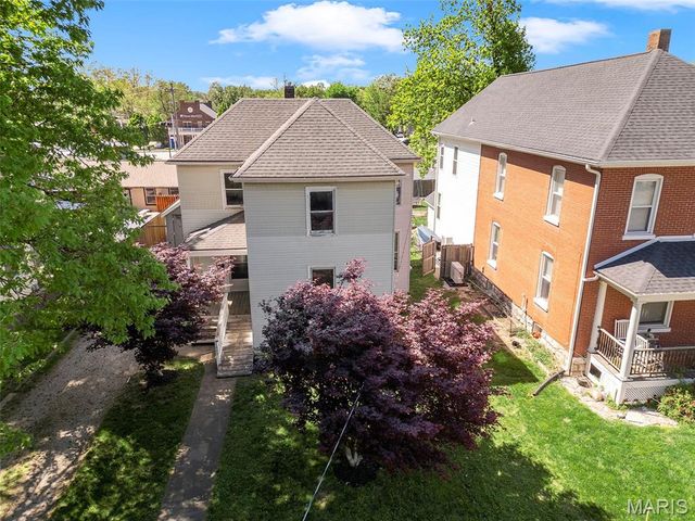 1009 S 4th Street, St Charles, MO 63301