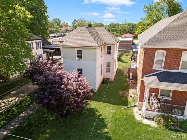 1009 S 4th Street, St Charles, MO 63301
