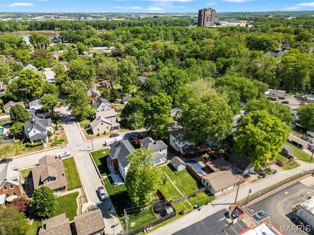 1009 S 4th Street, St Charles, MO 63301