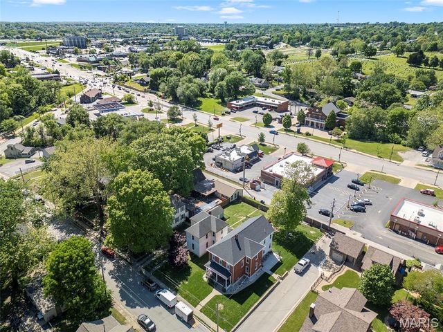 1009 S 4th Street, St Charles, MO 63301
