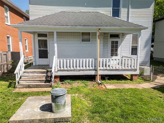 1009 S 4th Street, St Charles, MO 63301