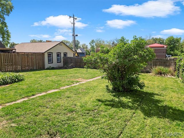 1009 S 4th Street, St Charles, MO 63301