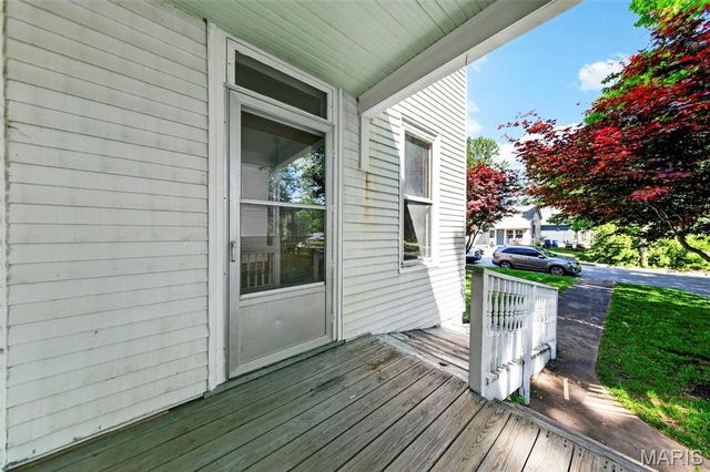1009 S 4th Street, St Charles, MO 63301