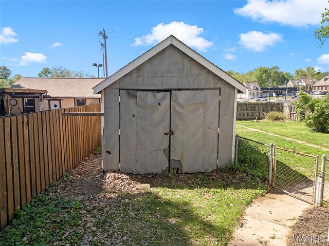 1009 S 4th Street, St Charles, MO 63301
