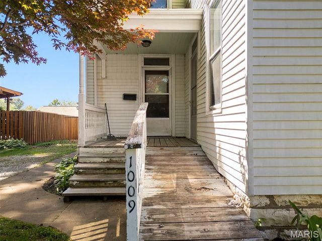 1009 S 4th Street, St Charles, MO 63301