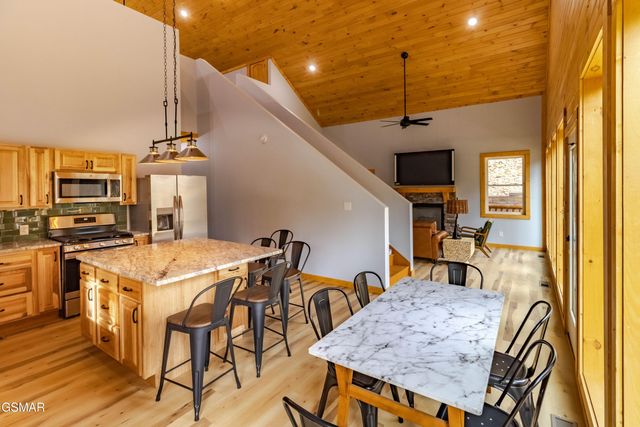 617 Davenport Rd, Gatlinburg, TN 37738