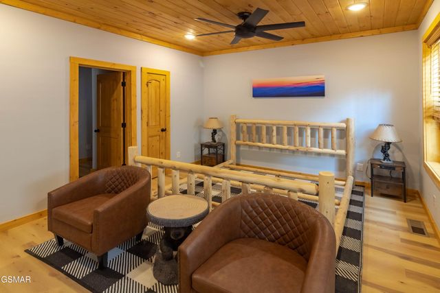 617 Davenport Rd, Gatlinburg, TN 37738