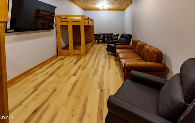 617 Davenport Rd, Gatlinburg, TN 37738