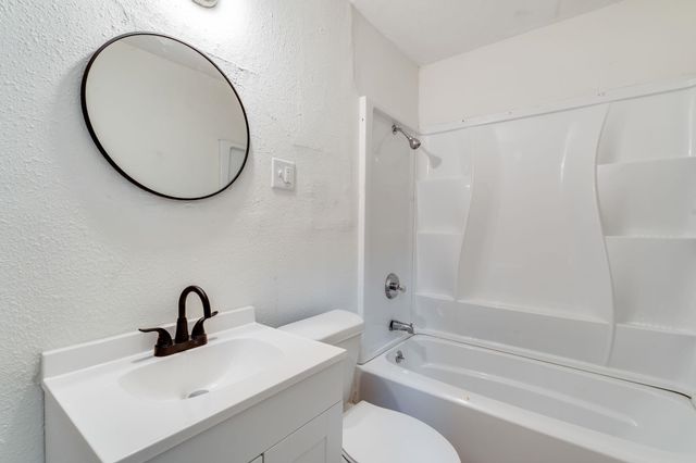 1018 N Volutsia Ave, Wichita, KS 67214