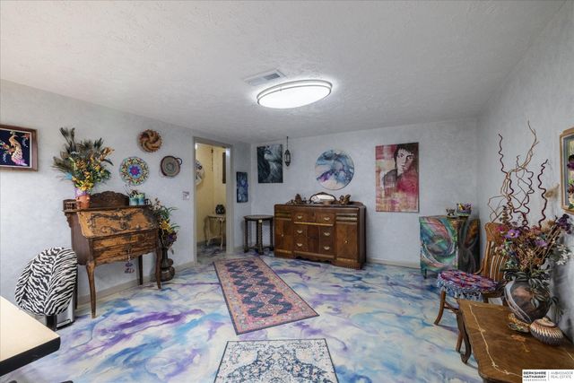 5628 S 92 Plaza, Omaha, NE 68127