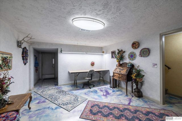 5628 S 92 Plaza, Omaha, NE 68127