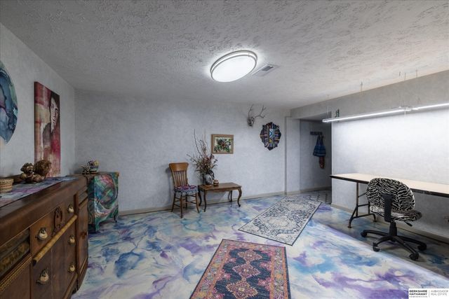 5628 S 92 Plaza, Omaha, NE 68127