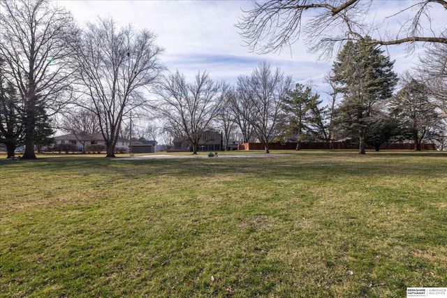 5628 S 92 Plaza, Omaha, NE 68127