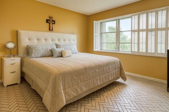 671 S Hollybrook Dr 302, Pembroke Pines, FL 33025