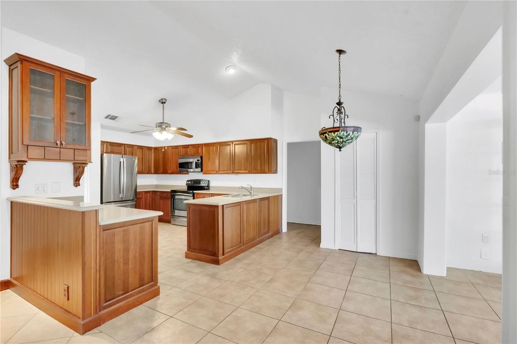 Image 13 of property listing at 7535 MEGAN ELISSA LANE, Orlando, FL 32819