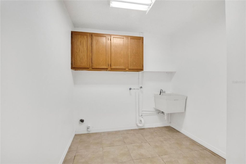 Image 36 of property listing at 7535 MEGAN ELISSA LANE, Orlando, FL 32819