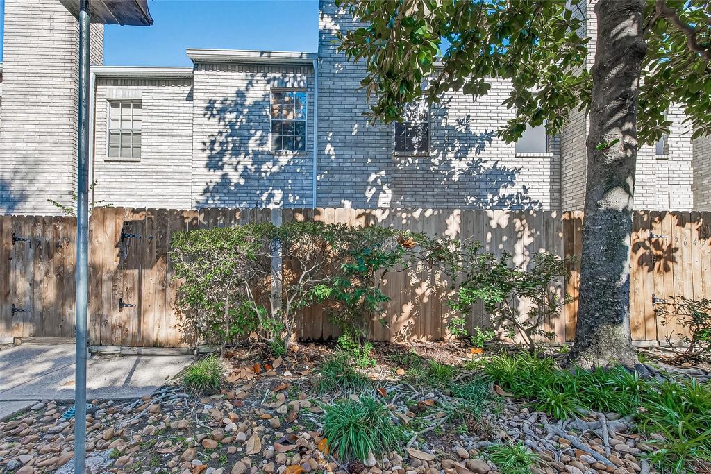 17645 Red Oak Drive 7645, Houston, TX 77090