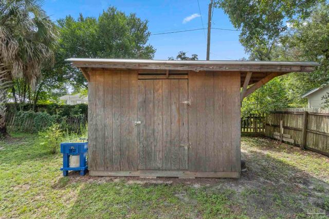 306 SE Kalash Rd, Pensacola, FL 32507