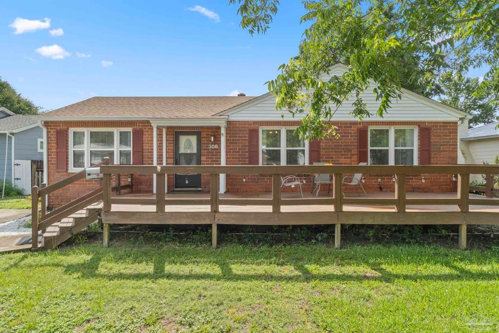 306 SE Kalash Rd, Pensacola, FL 32507
