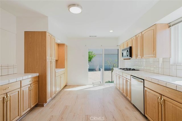 2007 W Kenneth Road, Glendale, CA 91201