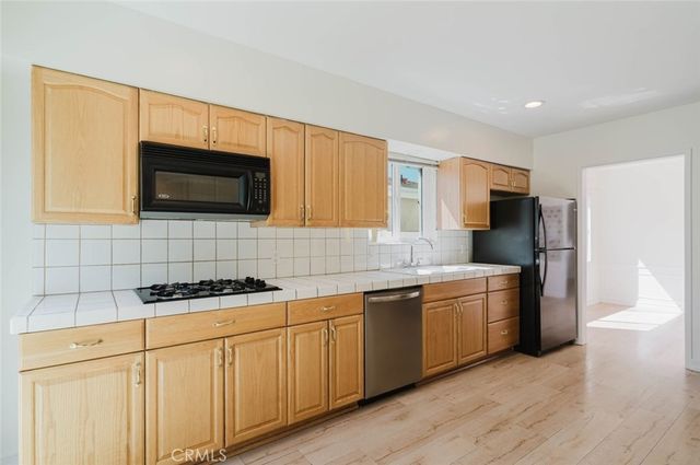 2007 W Kenneth Road, Glendale, CA 91201