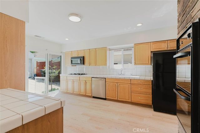 2007 W Kenneth Road, Glendale, CA 91201