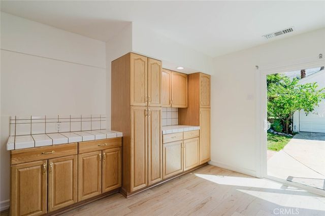 2007 W Kenneth Road, Glendale, CA 91201