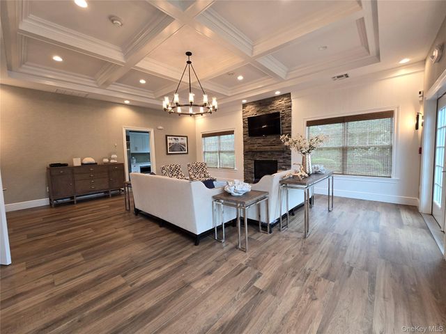 1 Village Green Drive 1, Southampton, NY 11968