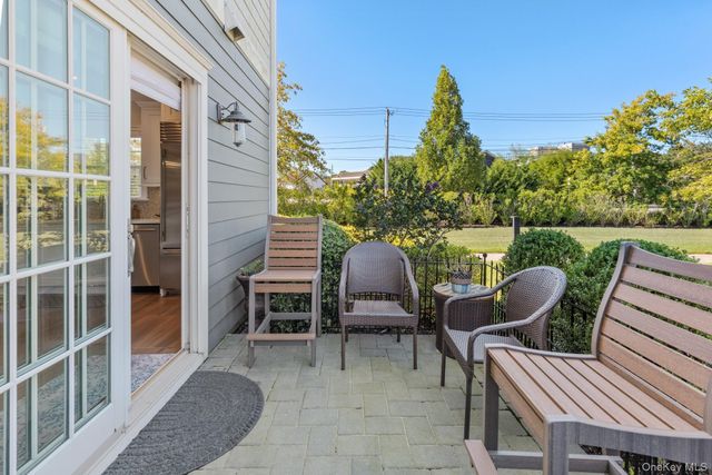 1 Village Green Drive 1, Southampton, NY 11968