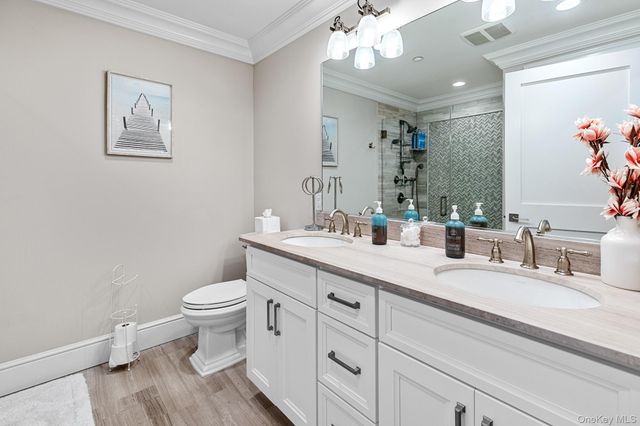 1 Village Green Drive 1, Southampton, NY 11968