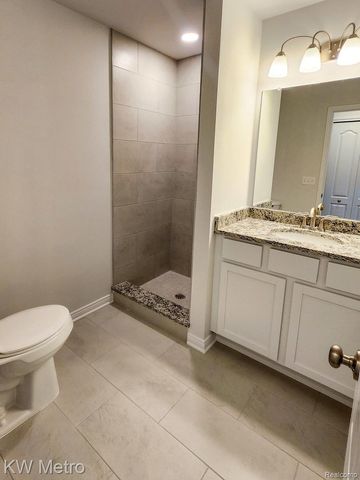 195 Whispering Pines Drive 10, Fenton, MI 48430