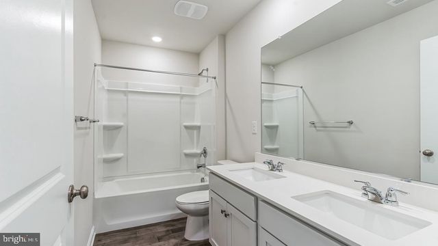 5 WHALER AVE, Barnegat, NJ 08005