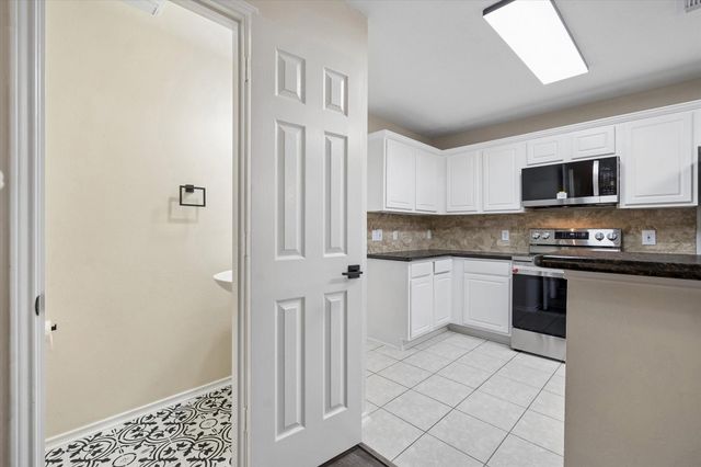7 Wineberry Place, The Woodlands, TX 77382