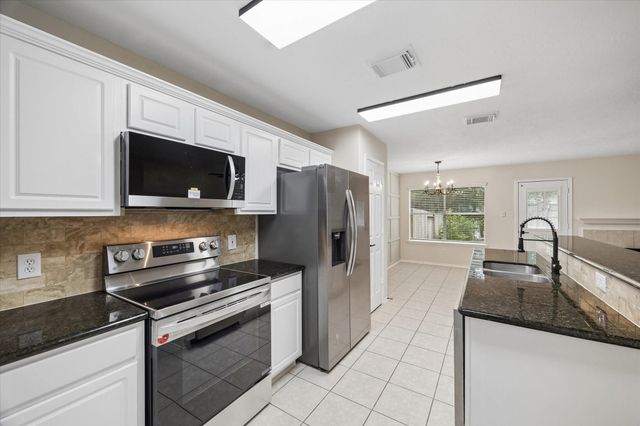 7 Wineberry Place, The Woodlands, TX 77382